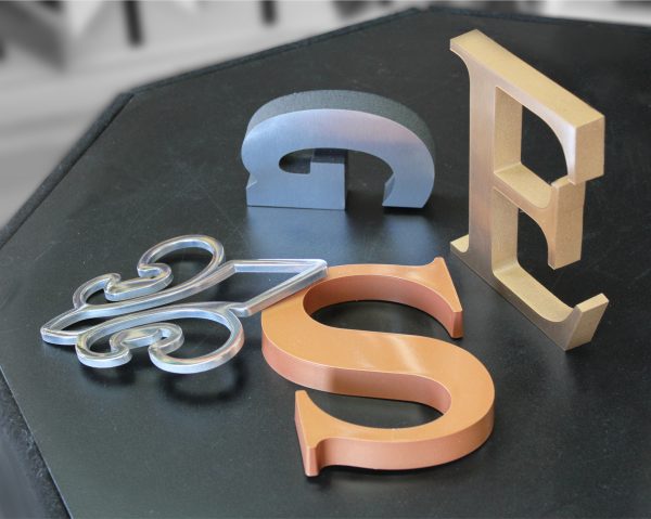 découpe de lettres et de logos dans l'acier, plastique, aluminium, brass, bois et plus